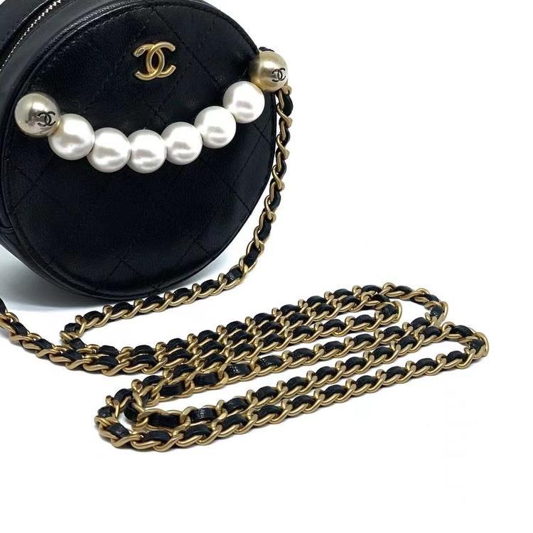 Chanel香奈儿 黑金珍珠圆饼链条包 CHANEL 香奈儿 黑色 金扣珍珠装饰圆饼包 链条包，单肩斜挎包，尺寸：12*12CM，镭射29开，好价带走🉐️